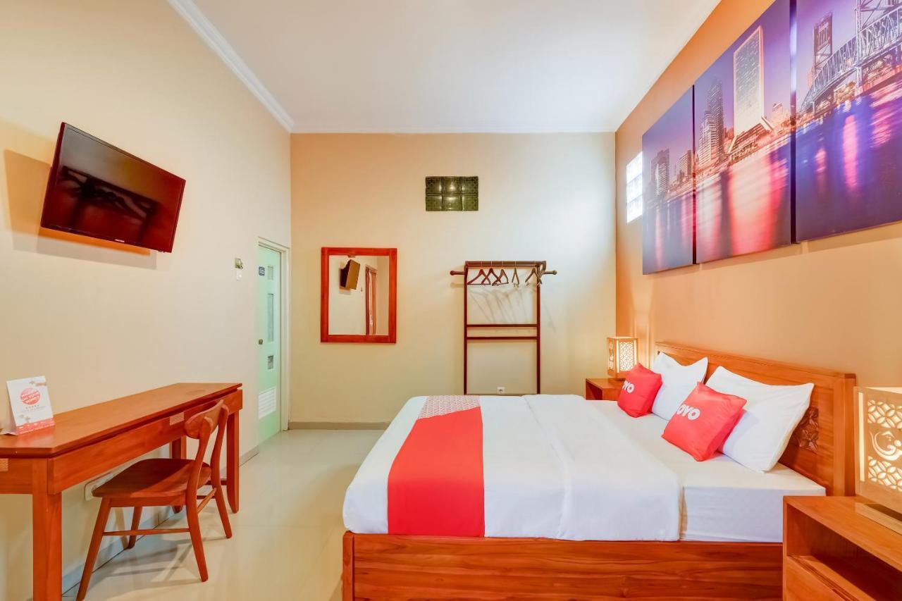 Super Oyo 3496 Griya Gayatri Syariah Hotel Melati Exterior foto