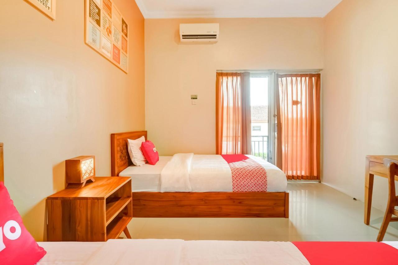 Super Oyo 3496 Griya Gayatri Syariah Hotel Melati Exterior foto